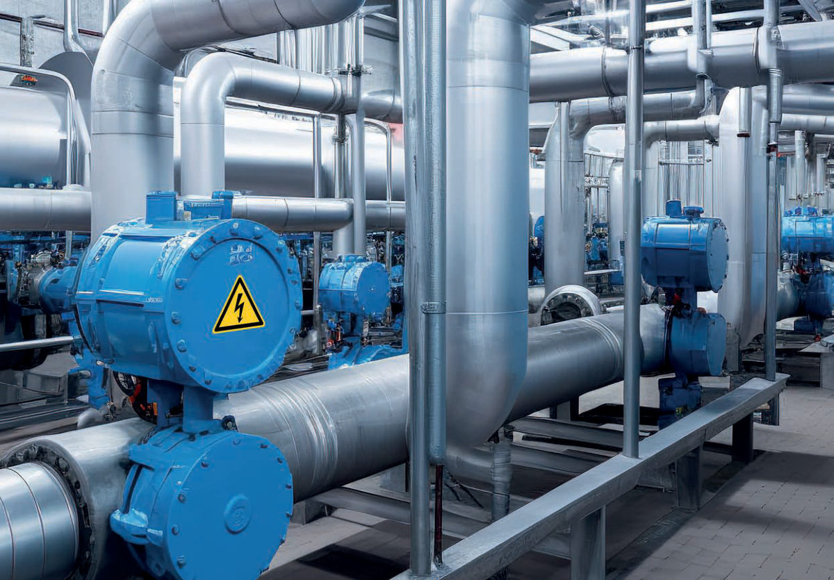 Vanne industrielle portant une étiquette de danger électrique
