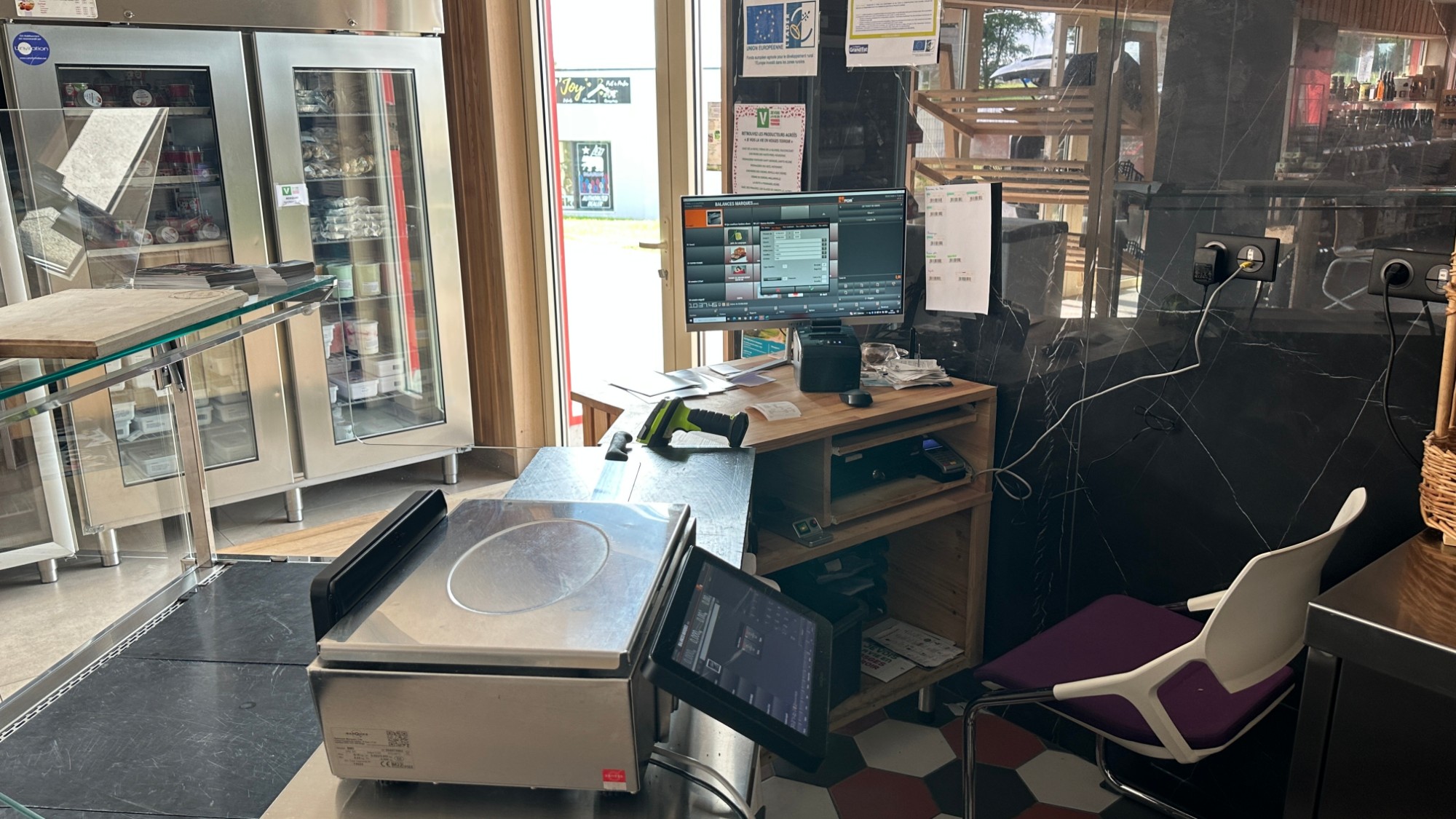 Comptoir caisse ETPOS avec balance et écran tactile