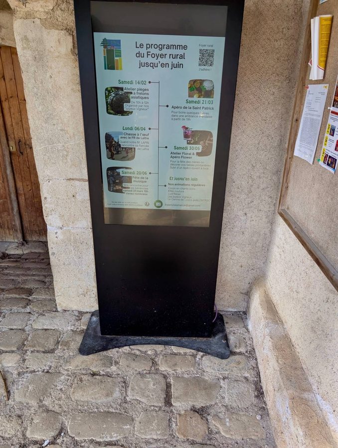 Borne du Foyer rural d'Amance affichant le programme d'animations