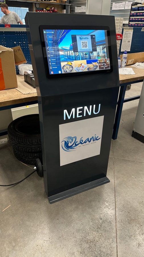 Borne menu digital personnalisée pour le restaurant Océanic