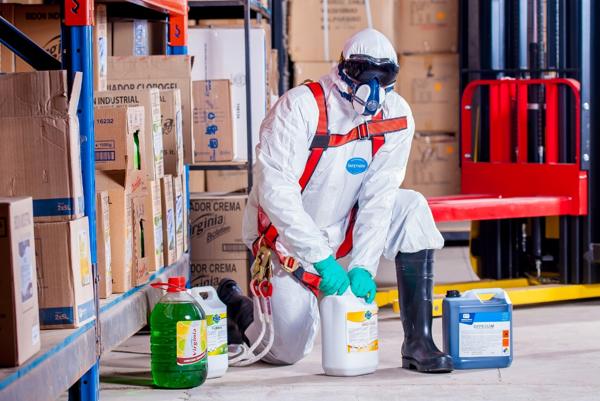 Bidons de produits chimiques en entrepôt