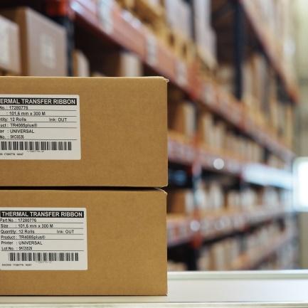 Cartons étiquetés en entrepôt